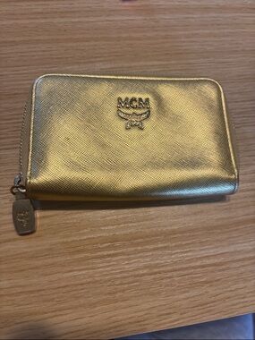 MCM hard to get rare Metallic Gold Zip Card & Key Holder